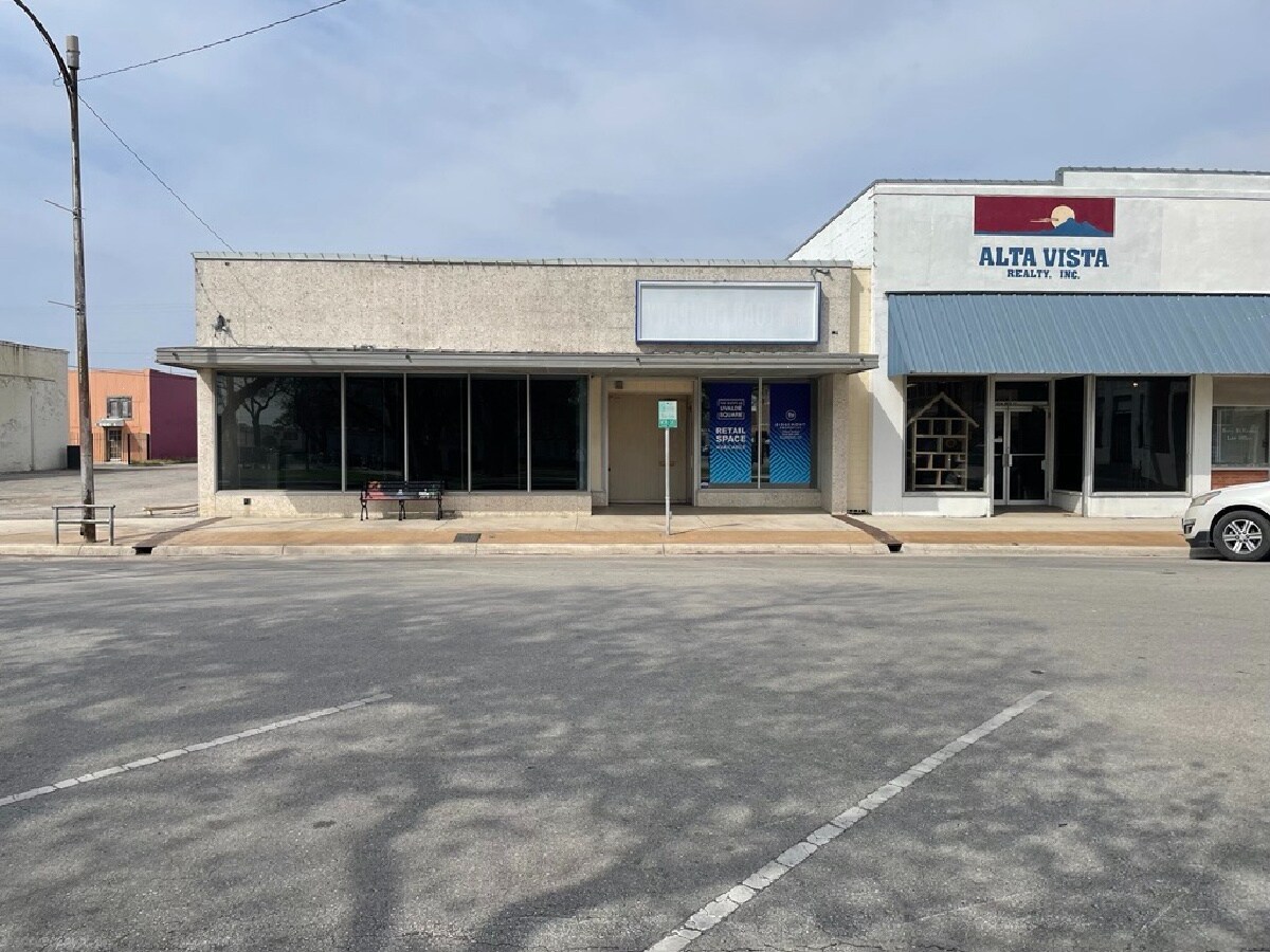 115-117 N West St, Uvalde, TX à louer Photo principale– Image 1 sur 18