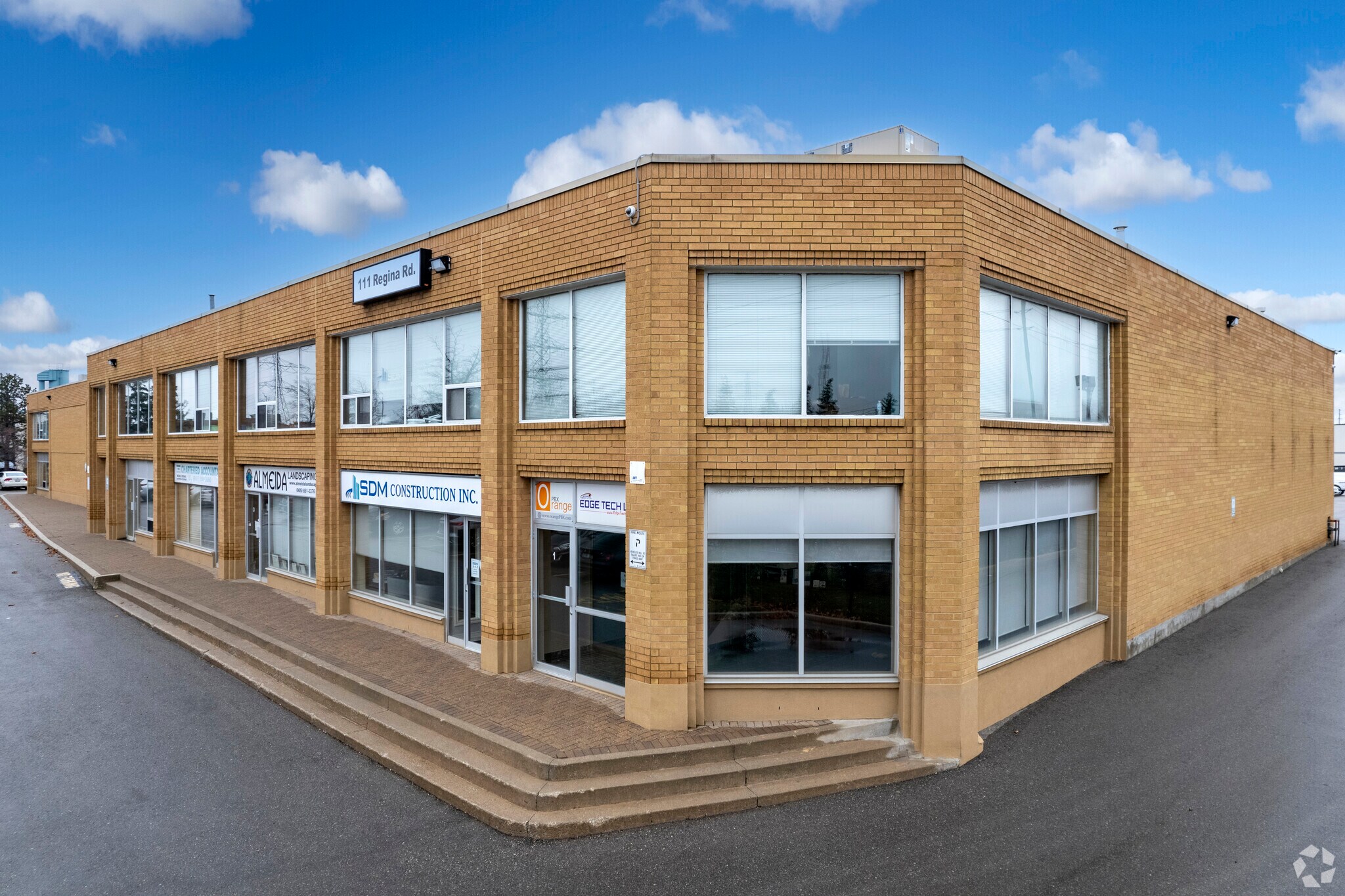 111 Regina Rd, Vaughan, ON à louer Photo principale– Image 1 sur 5