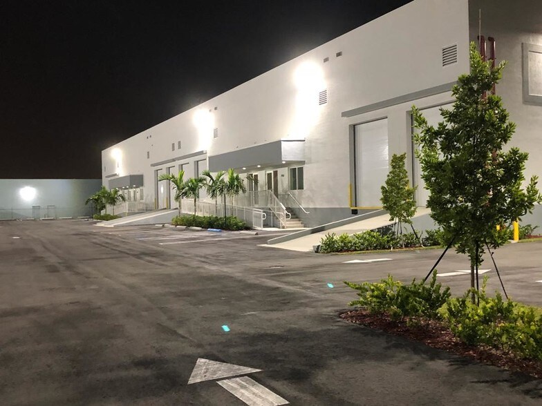 7900 NW 71st St, Miami, FL à louer - Photo de l’immeuble – Image 2 sur 9