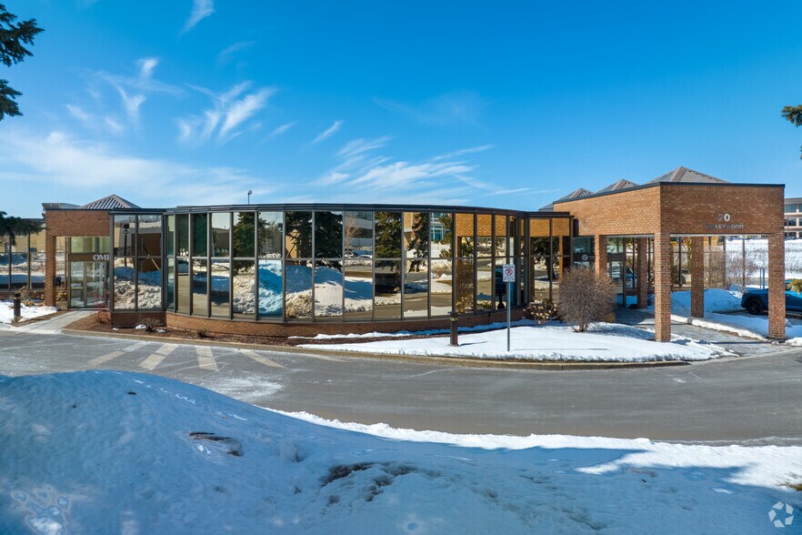 20 Valleywood Dr, Markham, ON à louer - Photo de l’immeuble – Image 2 sur 4