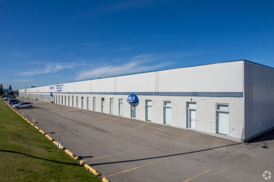 7004-7042 30th St SE, Calgary, AB à louer - Photo de l’immeuble – Image 3 sur 5