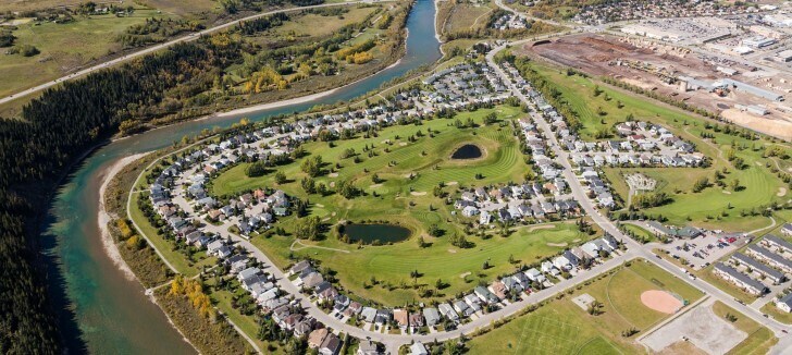 240 Riverview Dr, Cochrane, AB à vendre Aérien– Image 1 sur 2