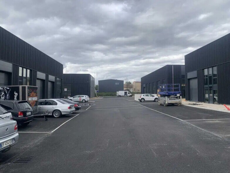 Local d’activités dans Trévoux à louer - Photo de l’immeuble – Image 3 sur 4