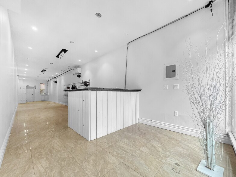 438 Wilson Ave, Brooklyn, NY à louer - Photo de l’immeuble – Image 1 sur 9