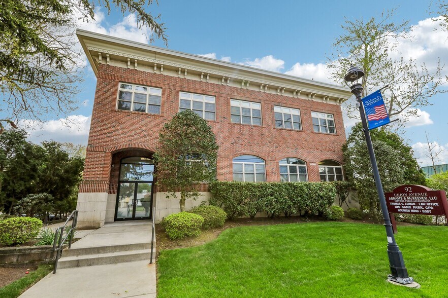 92 Union Ave, Cresskill, NJ à vendre - Photo de l’immeuble – Image 2 sur 46