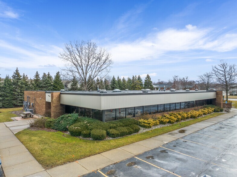 17001 19 Mile Rd, Clinton Township, MI à louer - Photo de l’immeuble – Image 1 sur 4