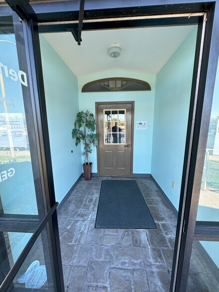 1317 Dadrian Professional Park, Godfrey, IL à vendre - Hall d’entrée – Image 3 sur 7