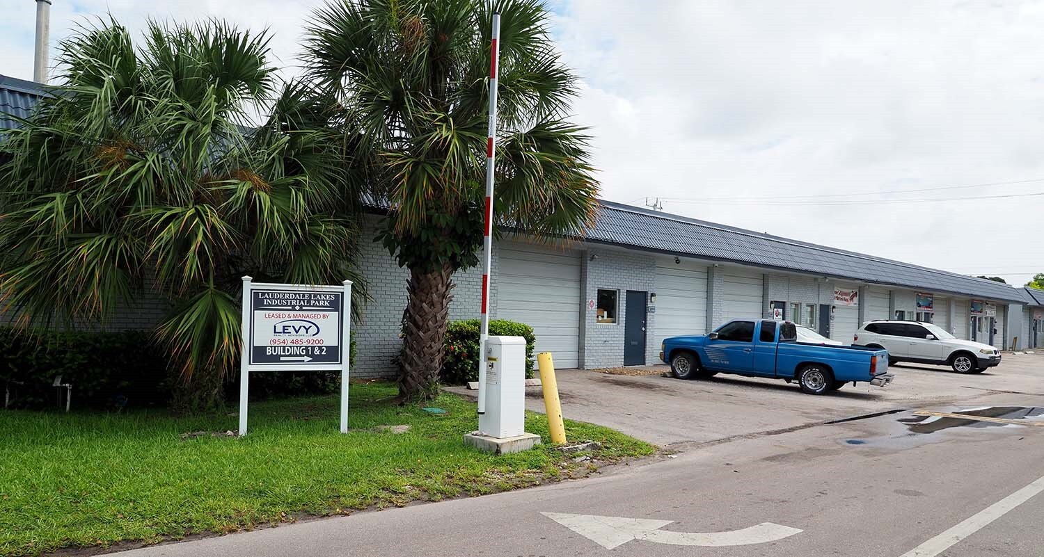 2696 NW 31st Ave, Lauderdale Lakes, FL à louer Photo de l’immeuble– Image 1 sur 2