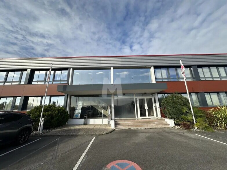 Local d’activités dans Santeny à louer - Photo de l’immeuble – Image 2 sur 14