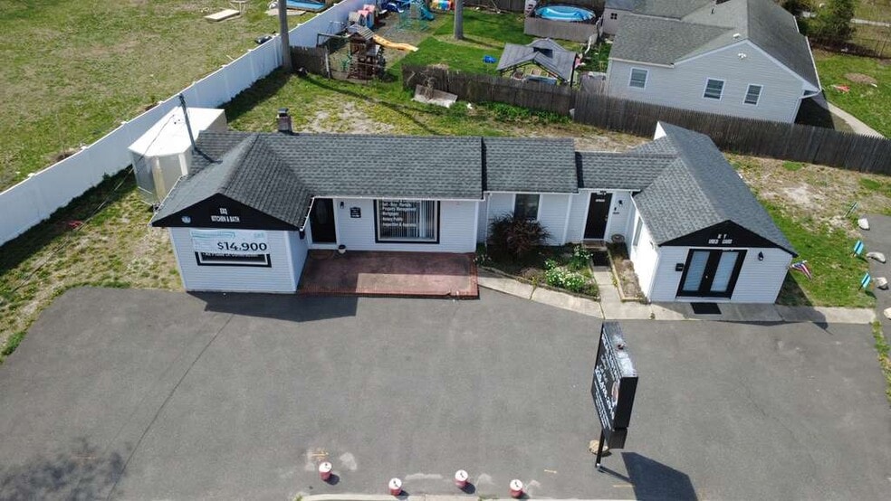 218 Ronkonkoma Ave, Ronkonkoma, NY à vendre - Photo principale – Image 1 sur 16
