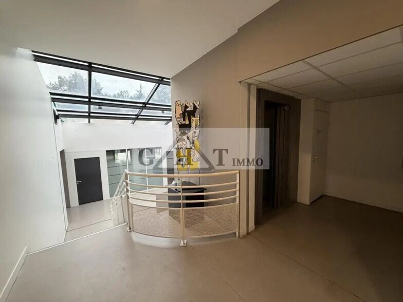Local commercial dans Évry-Courcouronnes à louer - Photo de l’immeuble – Image 1 sur 11
