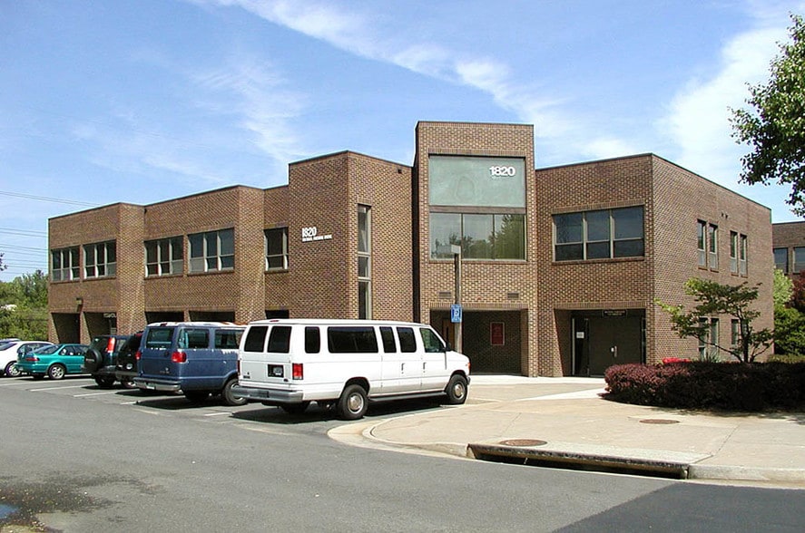1820 Michael Faraday Dr, Reston, VA à louer - Photo de l’immeuble – Image 2 sur 25