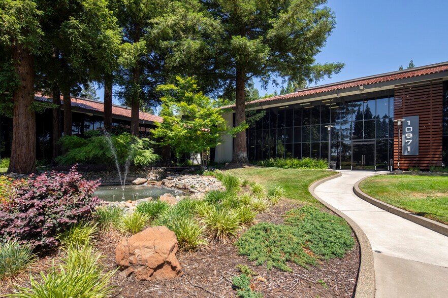 10971 Sun Center Dr, Rancho Cordova, CA à vendre - Photo principale – Image 1 sur 9