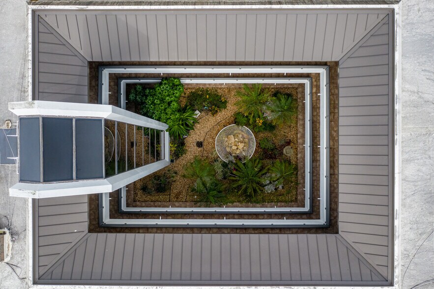 2477 Stickney Point Rd, Sarasota, FL à vendre - Photo de l’immeuble – Image 3 sur 18