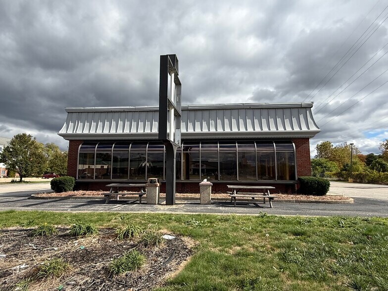 320 Dixie Way, South Bend, IN à louer - Photo de l’immeuble – Image 3 sur 11