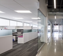 1950 Rue Maurice-Gauvin, Laval, QC à louer Photo intérieure– Image 2 sur 2