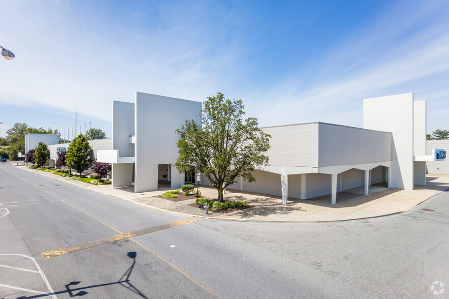 11255 New Hampshire Ave, Silver Spring, MD à louer - Photo de l’immeuble – Image 3 sur 6