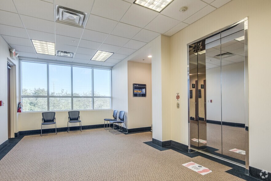 1655 E Hwy 50, Clermont, FL à vendre - Photo intérieure – Image 2 sur 9