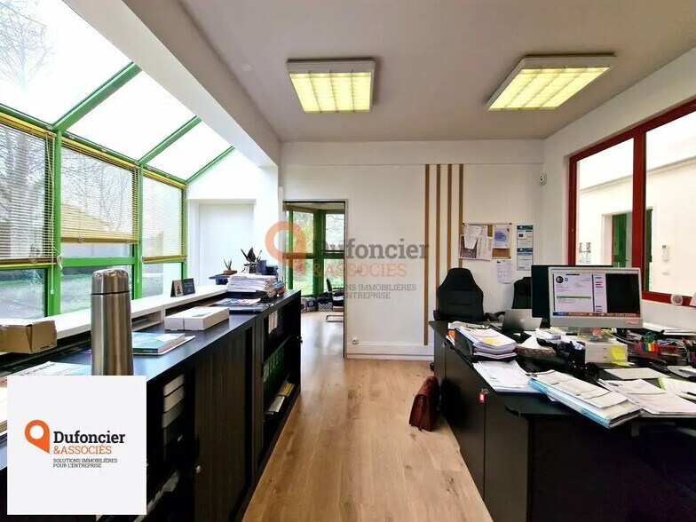 7 Rue De La Vallée, Fontaine-le-Comte à vendre - Photo de l’immeuble – Image 3 sur 11