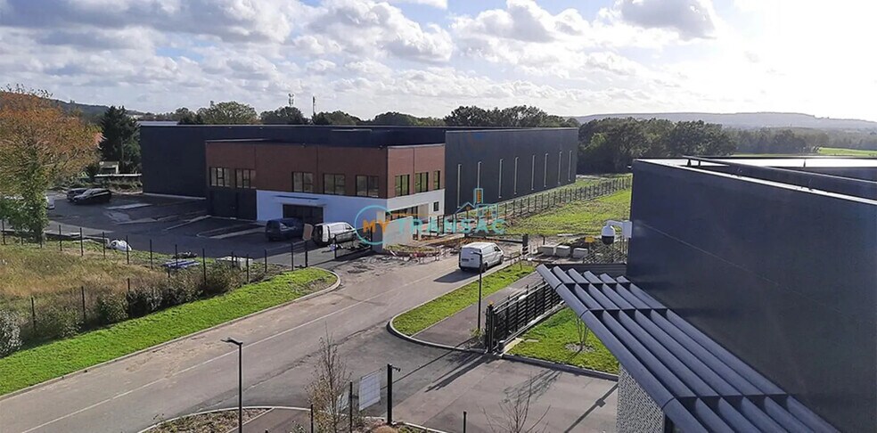 Local d'activités dans Varennes-Jarcy à vendre - Photo de l’immeuble – Image 2 sur 7