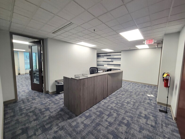8001 Broadway, Merrillville, IN à louer - Photo intérieure – Image 2 sur 38
