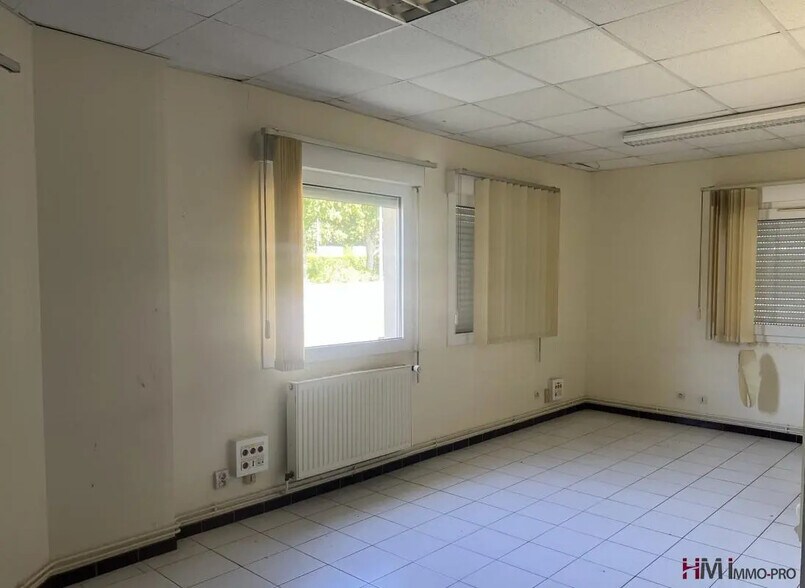 Bureau dans La Frénaye à louer - Photo de l’immeuble – Image 3 sur 3