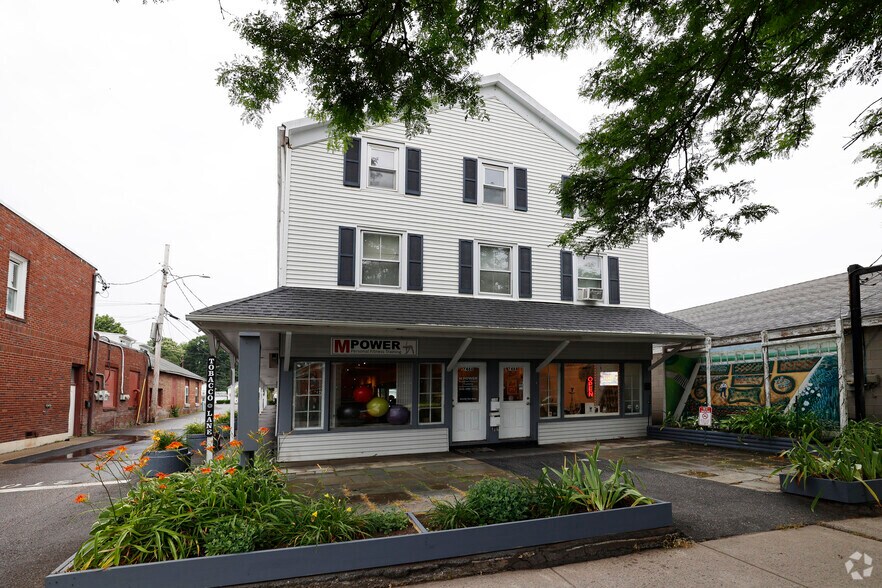7484 S Broadway, Red Hook, NY à vendre - Photo de l’immeuble – Image 2 sur 2