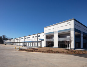 5001 N Commerce Dr, College Park, GA à louer Photo de l’immeuble– Image 1 sur 5