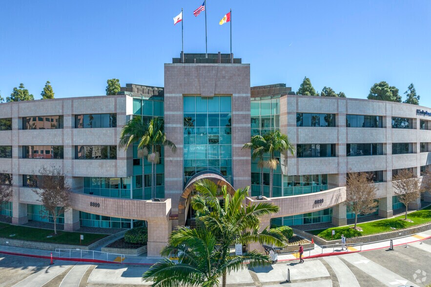 8899 University Center Ln, San Diego, CA à louer - Photo de l’immeuble – Image 1 sur 7