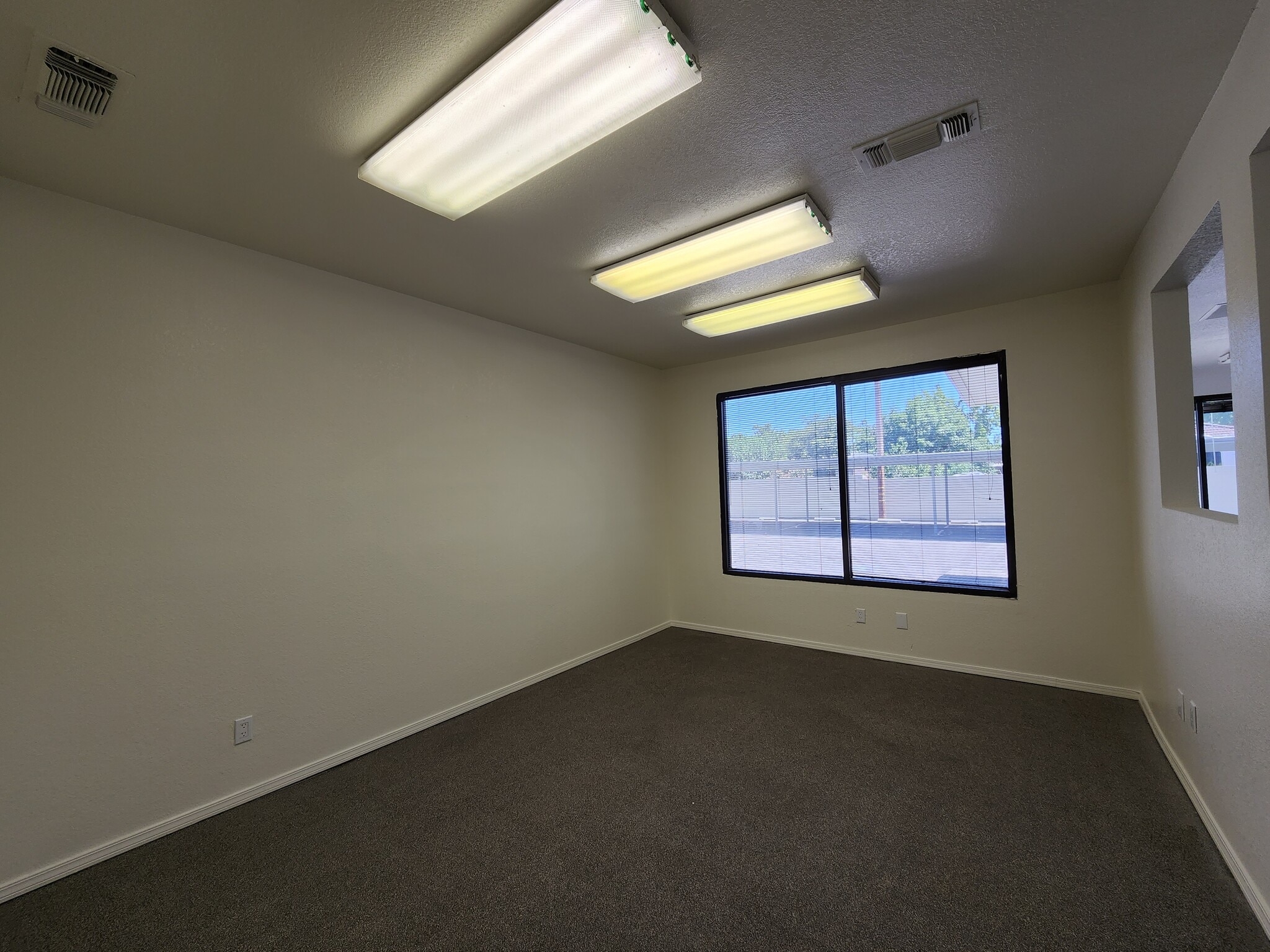 445 W Dakota Ave, Fresno, CA à vendre Photo intérieure– Image 1 sur 6