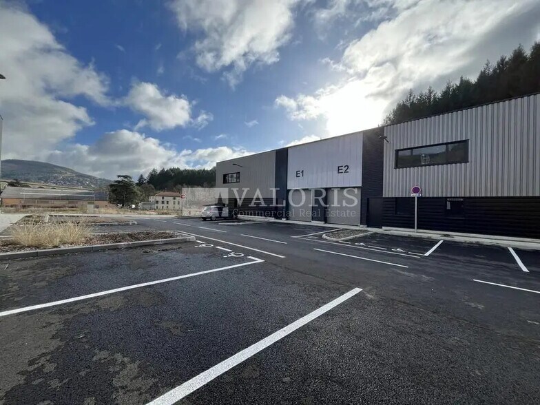 Local d'activités dans Tarare à vendre - Photo de l’immeuble – Image 2 sur 26