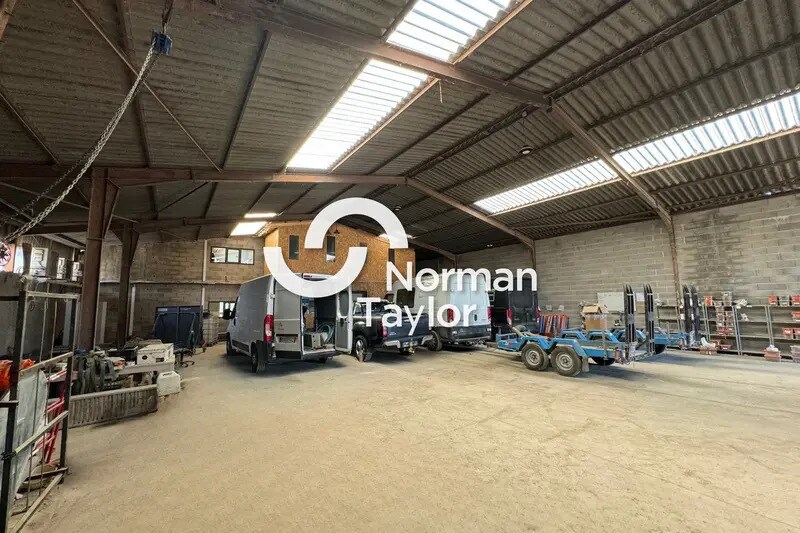 Local d’activités dans Lunel à louer - Photo de l’immeuble – Image 1 sur 8