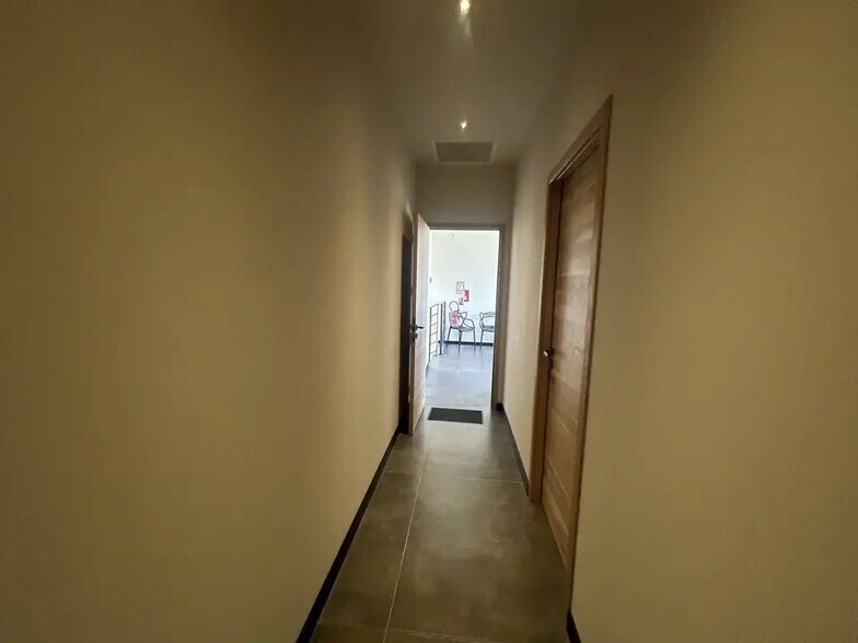 Bureau dans Saint-Rémy-de-Provence à louer - Photo de l’immeuble – Image 3 sur 8