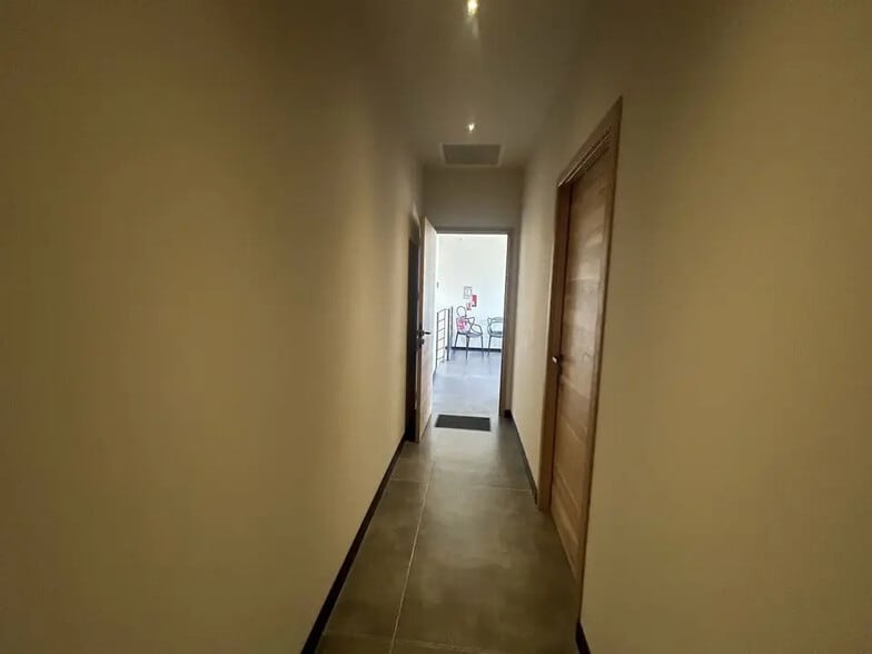 Bureau dans Saint-Rémy-de-Provence à louer - Photo intérieure – Image 3 sur 9