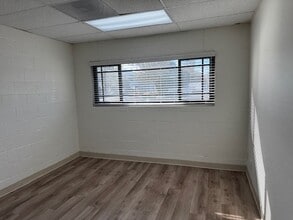 610-628 Calle Plano, Camarillo, CA à louer Photo de l’immeuble– Image 2 sur 4