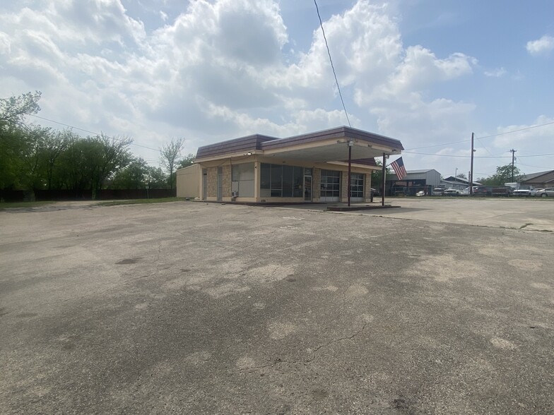 1903 Bandera Rd, San Antonio, TX à vendre - Photo de l’immeuble – Image 2 sur 2