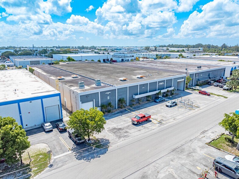 13185 NW 47th Ave, Opa-locka, FL à vendre - Photo de l’immeuble – Image 3 sur 23
