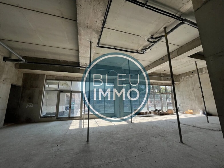 Local commercial dans Saint-Laurent-du-Var à vendre - Photo de l’immeuble – Image 1 sur 3