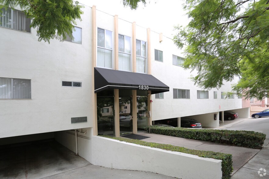 1830 Greenfield Ave, Los Angeles, CA à vendre - Photo de l’immeuble – Image 3 sur 28