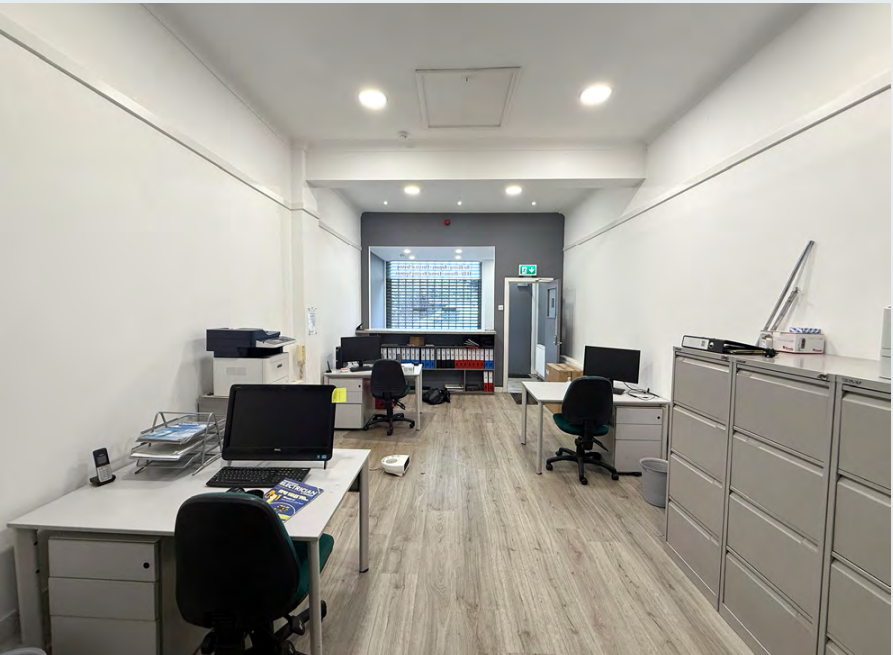 172-174 Dorchester Av, Glasgow, GLG G12 0DZ - Lot 172 -  - Photo intérieure - Image 1 of 4