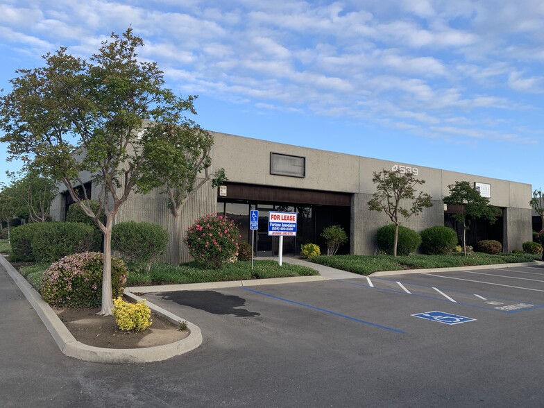 4539 N Brawley Ave, Fresno, CA à louer - Photo de l’immeuble – Image 1 sur 2