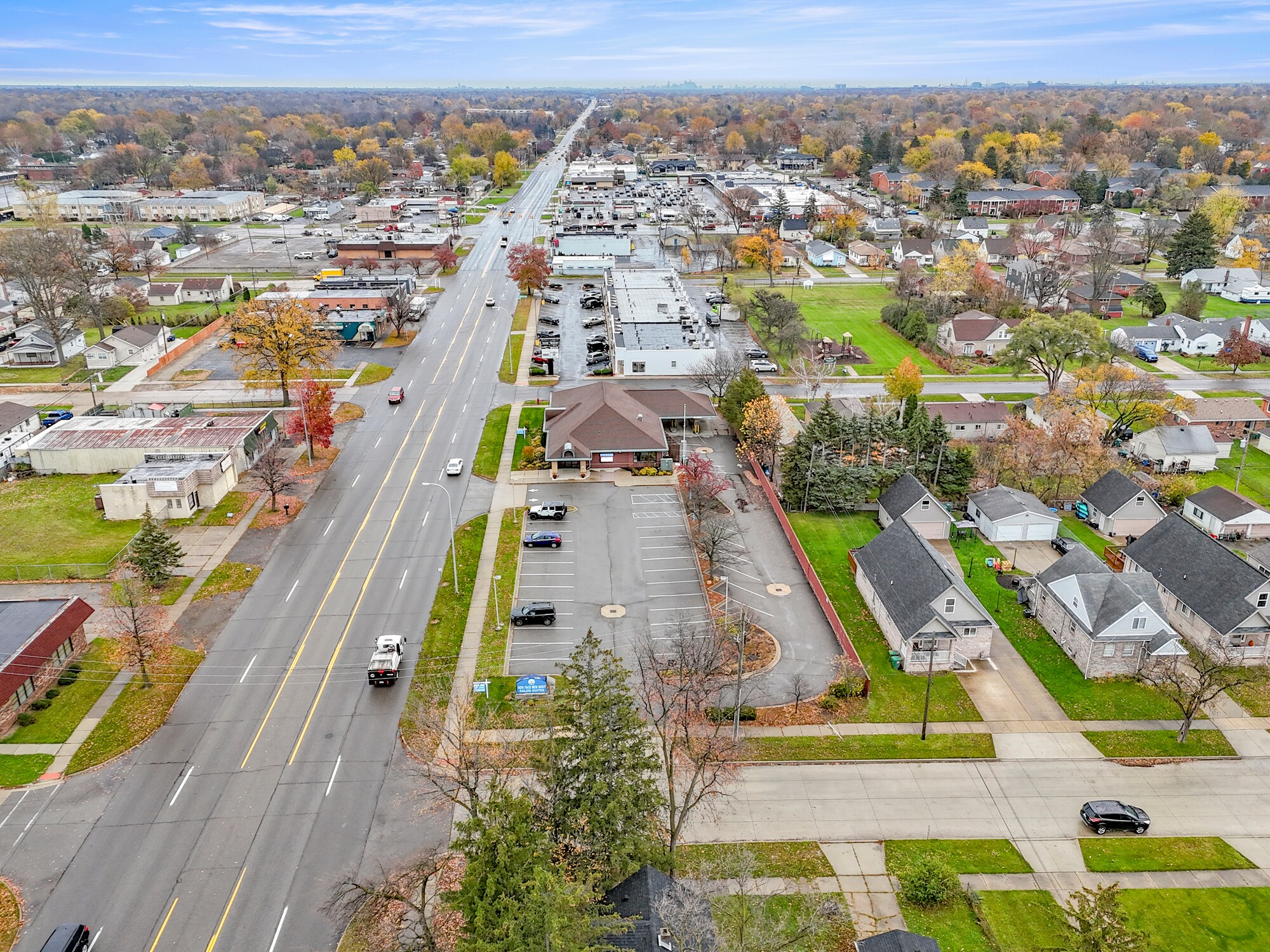 27621 Warren Rd, Garden City, MI à louer Photo principale– Image 1 sur 49