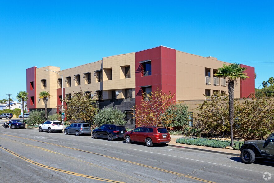 5855 E Naples Plz, Long Beach, CA à louer - Photo de l’immeuble – Image 3 sur 5