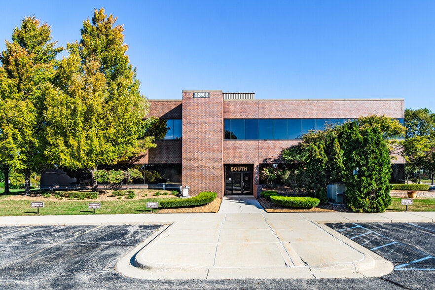 22600 Hall Rd, Clinton Township, MI à louer - Photo principale – Image 1 sur 8
