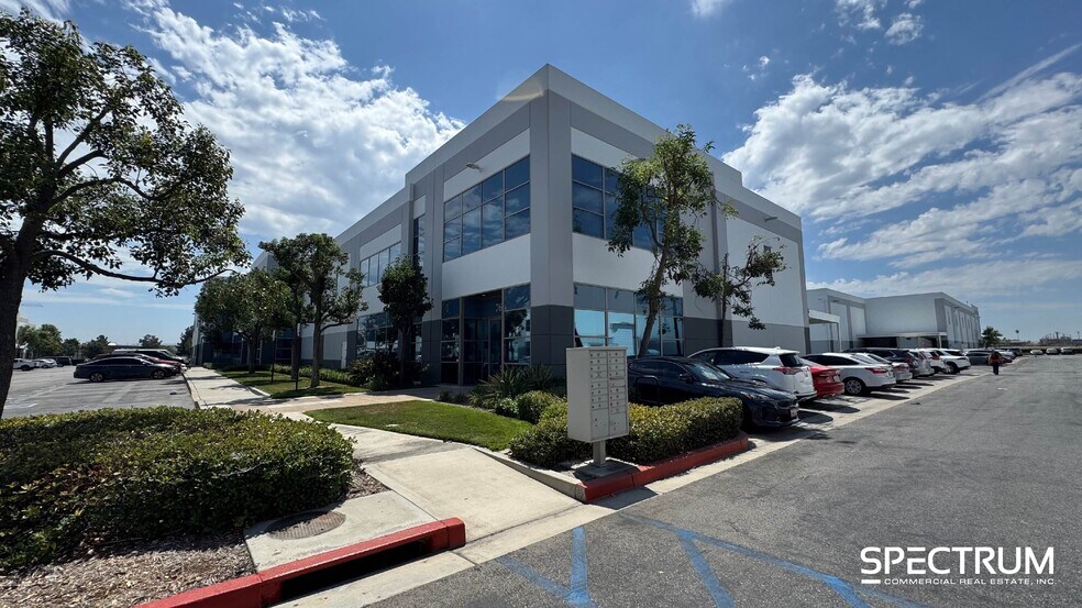 7691 N San Fernando Rd, Burbank, CA à louer - Photo de l’immeuble – Image 2 sur 11