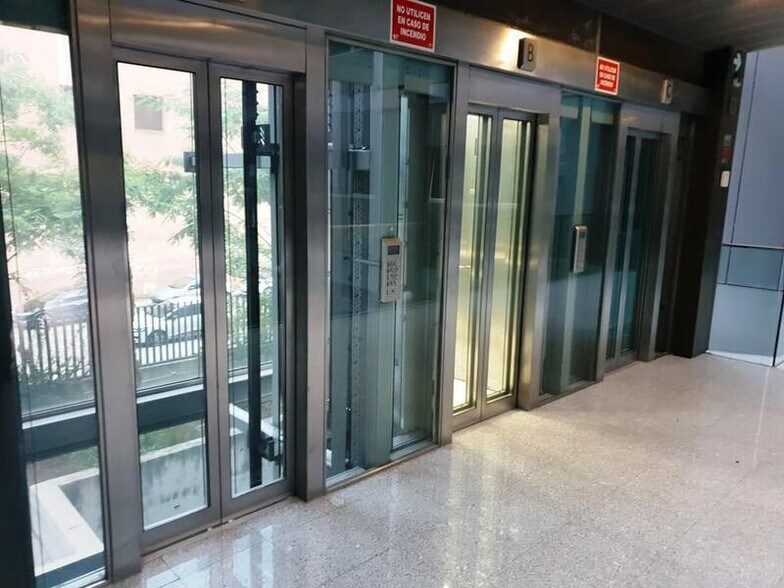 De Hytasa, Sevilla, Sevilla à vendre - Photo de l’immeuble – Image 2 sur 3