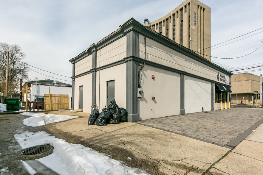 2242 Hempstead Tpke, East Meadow, NY à louer - Photo de l’immeuble – Image 2 sur 3