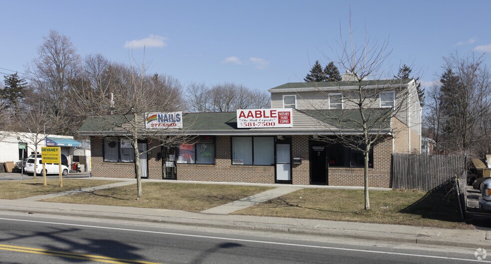 51 Carleton Ave, Islip Terrace, NY à louer - Photo de l’immeuble – Image 3 sur 4