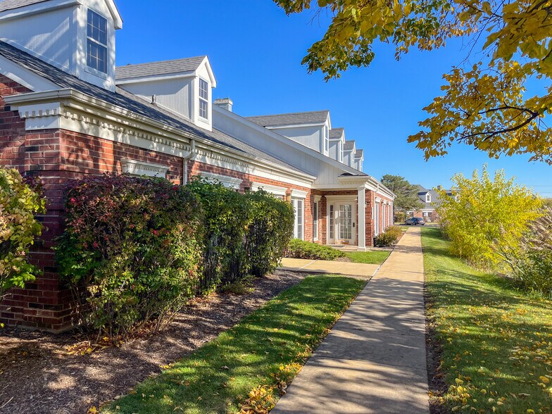 33 W Higgins Rd, South Barrington, IL à louer - Photo de l’immeuble – Image 3 sur 8