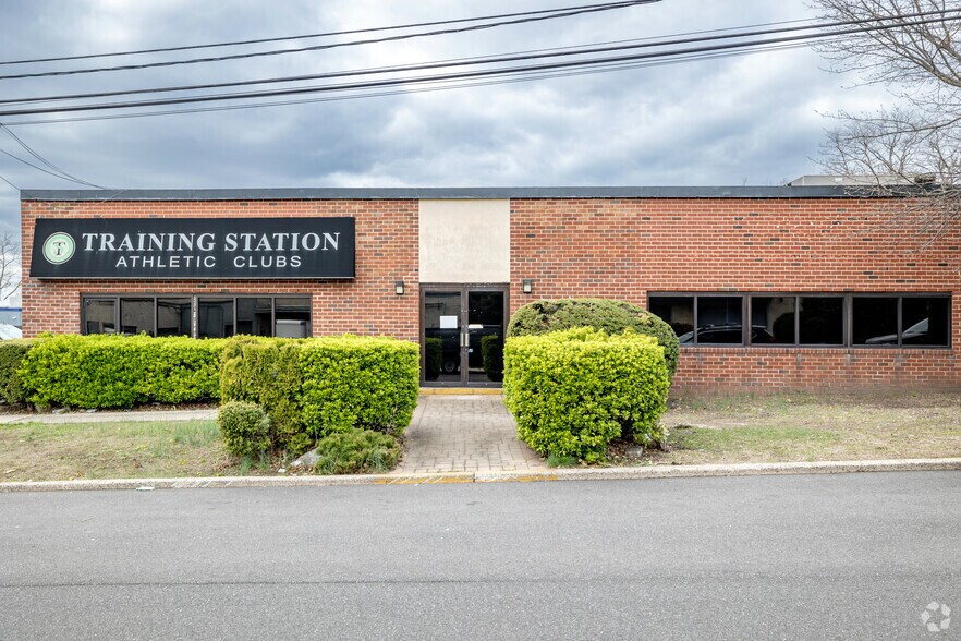 43-45 Channel Dr, Port Washington, NY à vendre - Photo de l’immeuble – Image 3 sur 7